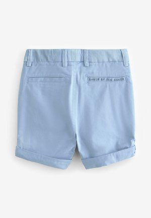 Hellblaue Baumwollshorts mit glatter Textur, versehen mit umgeschlagenen Bündchen, zwei Gesäßtaschen und einem Etikett auf der rechten Seite.