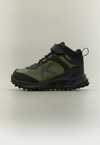 Chaussure de randonnée verte et noire avec une tige en mesh, une semelle robuste, une bride réglable et une boucle au talon ; présente des accents texturés et un embout renforcé.