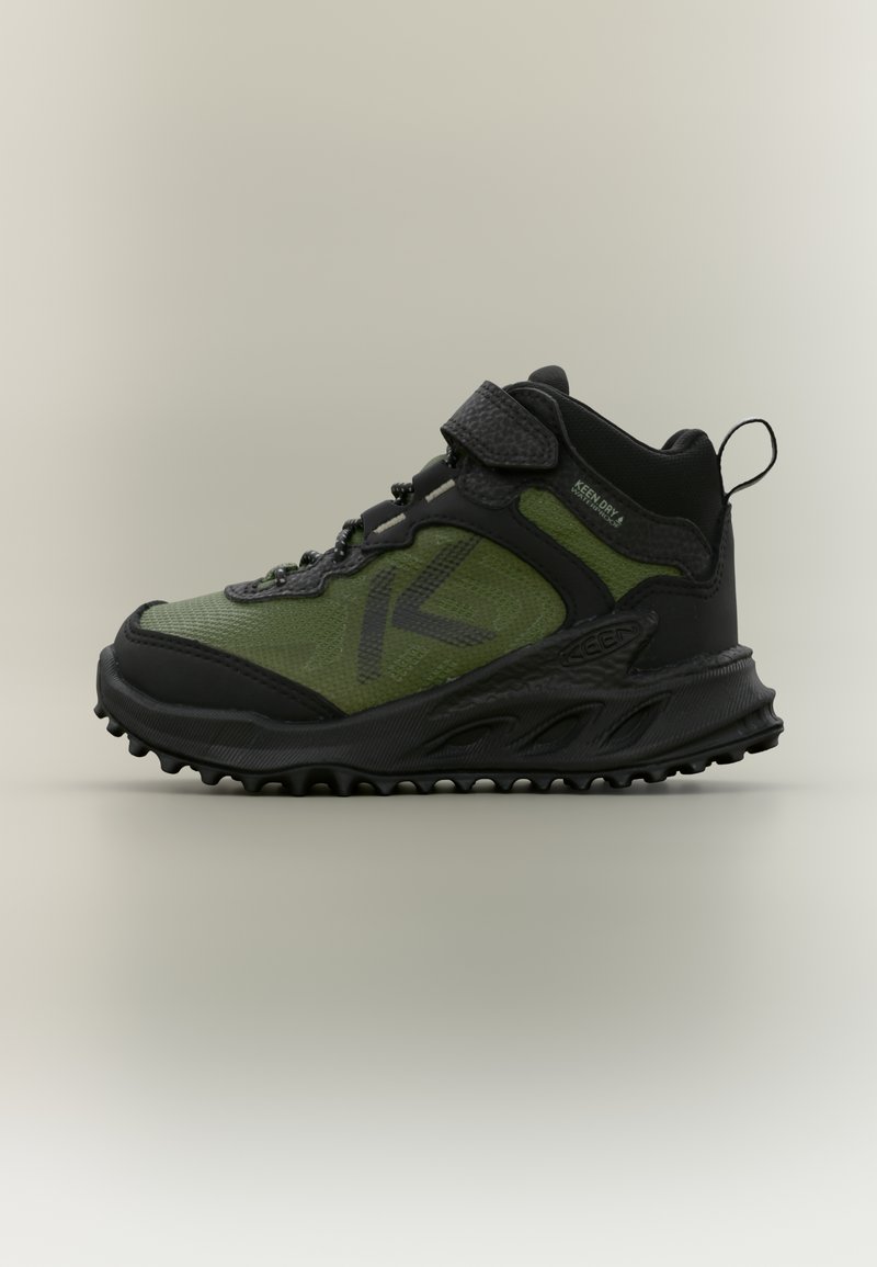 Chaussure de randonnée verte et noire avec une tige en mesh, une semelle robuste, une bride réglable et une boucle au talon ; présente des accents texturés et un embout renforcé.