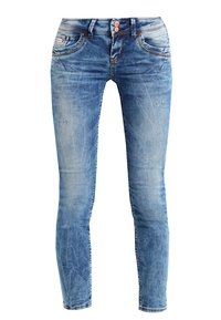 Vaqueros ajustados en denim de color azul claro, que presentan sutiles detalles desgastados, un diseño clásico de cinco bolsillos y botones de tono cobre en la cintura.