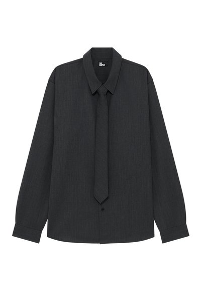 Dunkelgraues Langarm-Hemd mit Knöpfen und passender Krawatte. Verfügt über einen Kragen, strukturierte Stoffe und Manschettenärmel. Klassisches, formelles Design.