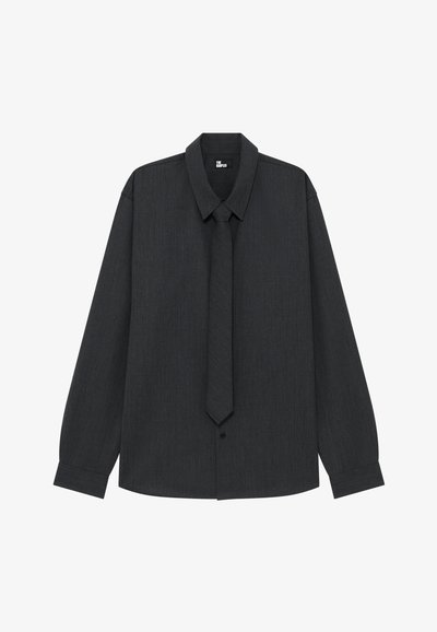 Dunkelgraues Langarm-Hemd mit Knöpfen und passender Krawatte. Verfügt über einen Kragen, strukturierte Stoffe und Manschettenärmel. Klassisches, formelles Design.