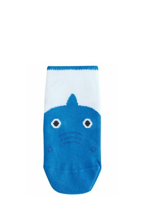 Calzini alla caviglia blu e bianchi con un design di squalo, con grandi occhi e una pinna, realizzati in tessuto morbido con una texture liscia e un polsino a coste.