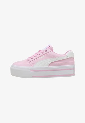 Niedriger Plateausneaker in Pastellrosa mit weißem Puma-Logostreifen und dicker weißer Sohle mit rosa Akzenten, Schnürdesign.