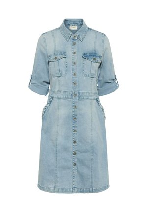 Vestido camisa de mezclilla en azul claro, con cierre de botones en el frente, dos bolsillos en el pecho, mangas arremangadas y bolsillos laterales con detalles texturizados.