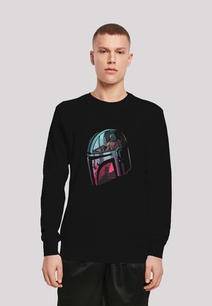 Svart hettegenser med grafisk design av en hjelm i blå og rosa toner. Laget av myk stoff med lange ermer og rund hals.