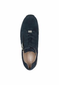 Sneaker in suede blu navy con chiusura a lacci, zip laterale e suola in gomma bianca. Presenta un interno liscio e un dettaglio in logo metallico sulla linguetta.