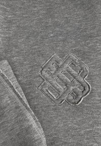 Grijze sweatshirt met een textuur en geborduurd knoopontwerp in een donkere tint. Heeft een ronde halslijn en gestikte zoomdetails.