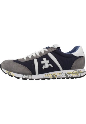 Scarpa da ginnastica blu navy e grigia con lacci bianchi, strisce laterali bianche, emblema e testo e motivi stampati sulla suola.