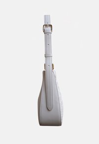 Weiße Leder-Schultertasche mit flachem Boden, verstellbarem Gurt und goldfarbenen Beschlägen. Verfügt über dezente Nähte und eine strukturierten Seitenplatte.
