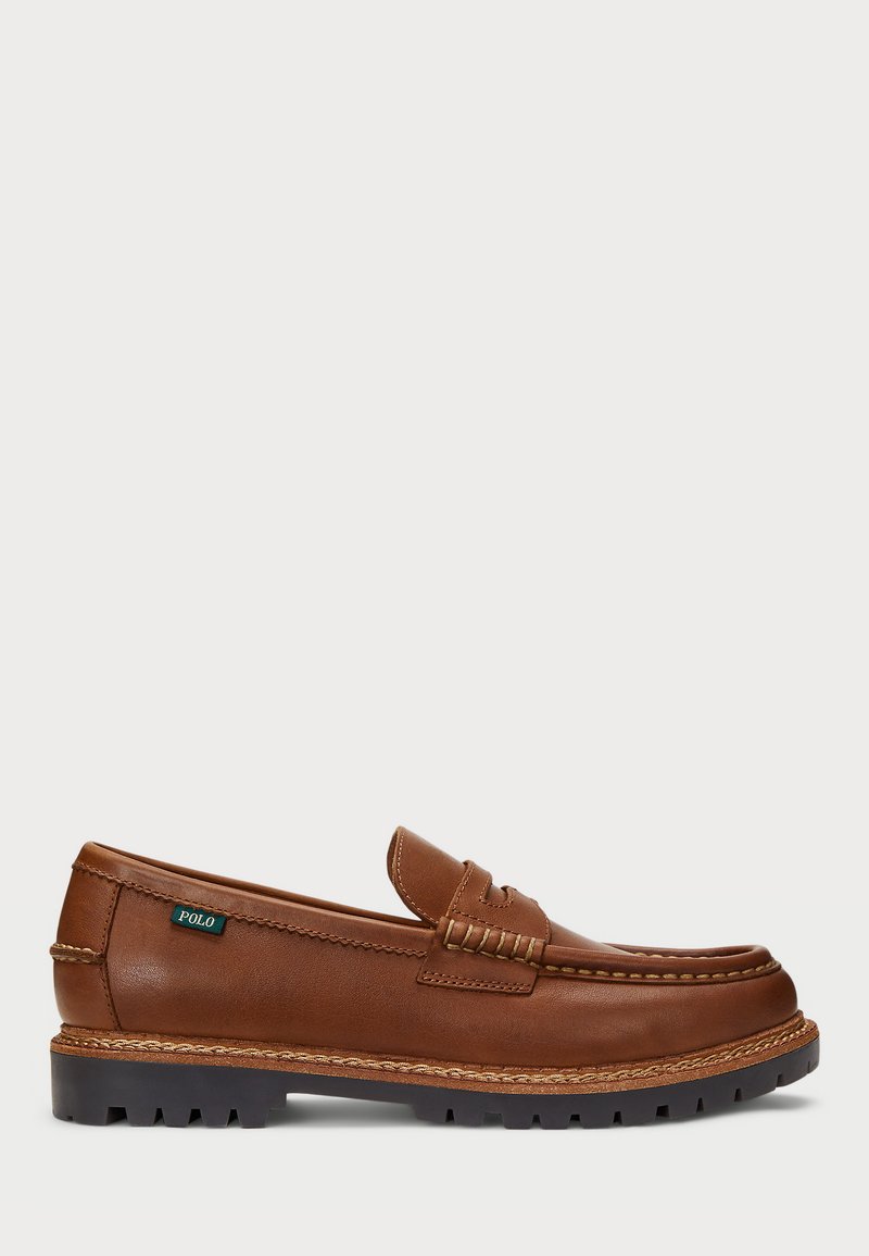 Brune lærloafers med dekorativ søm og teksturert tå. Sålen har et robust design som tilbyr godt grep og holdbarhet.