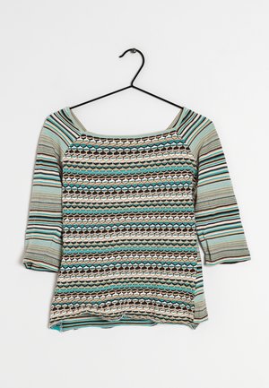 Haut multicolore avec un décolleté carré, présentant un mélange de rayures et de motifs géométriques en bleu sarcelle, marron et crème, fabriqué en tissu texturé.