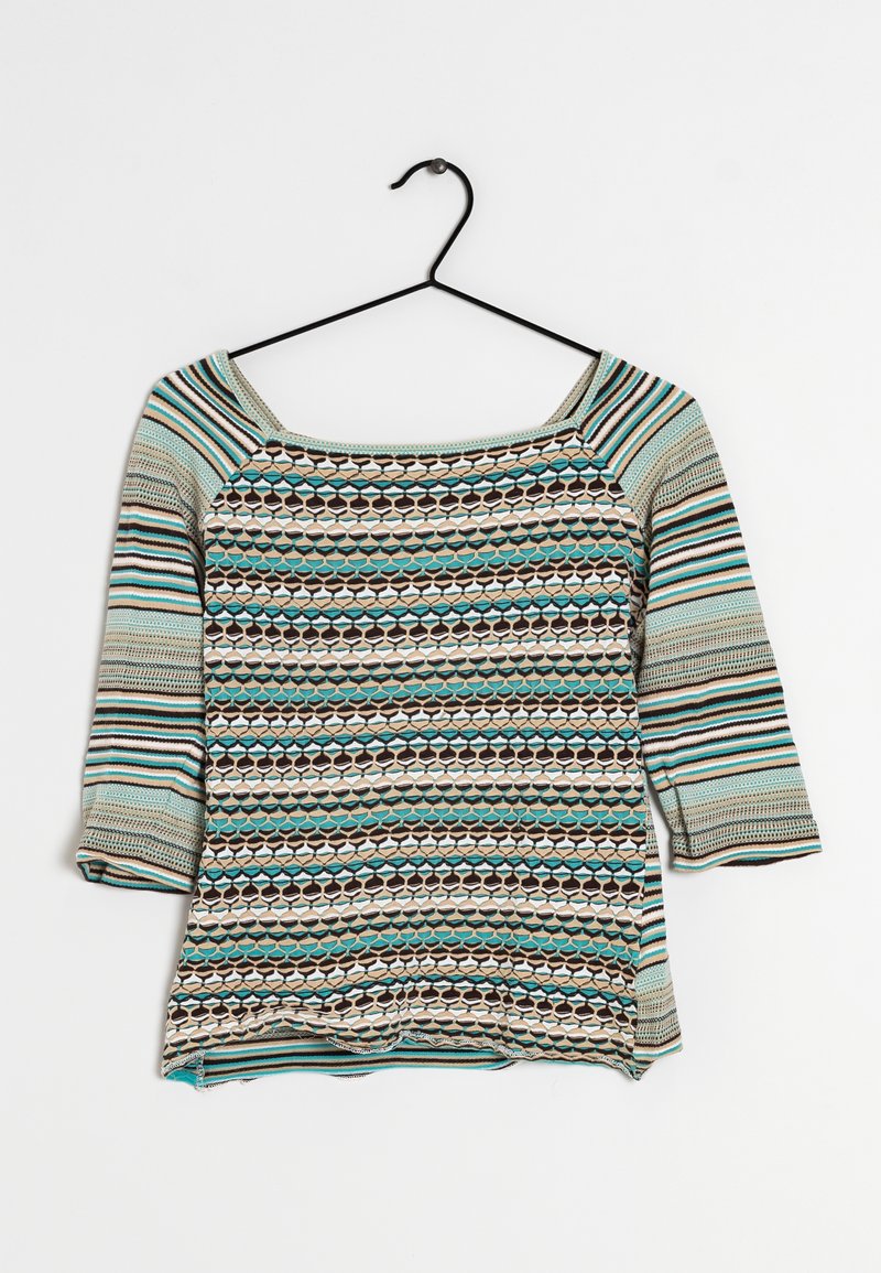 Haut multicolore avec un décolleté carré, présentant un mélange de rayures et de motifs géométriques en bleu sarcelle, marron et crème, fabriqué en tissu texturé.