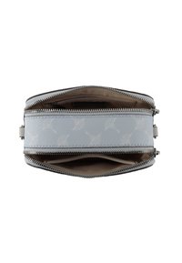 Portafoglio in pelle azzurro chiaro con un motivo sottile. Scomparti con zip e accessori in tonalità argento, che mostrano un design elegante.