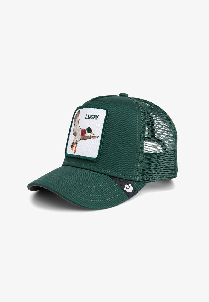 Gorra de rejilla verde con un parche en la parte frontal que presenta un pato bordado y la palabra "LUCKY". Visera curvada y un pequeño logotipo en el lado.