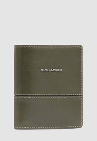 Billetera de cuero verde oliva con costuras blancas visibles y un pequeño logotipo plateado de Piquadro en el centro frontal.