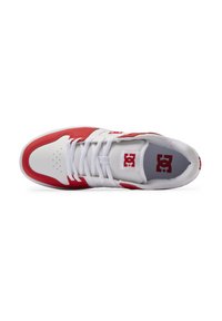 Zapatillas de patinaje rojas y blancas con parte superior de cuero liso, collar acolchado, zona de los dedos perforada y suela texturizada. Logo de DC en la lengua.