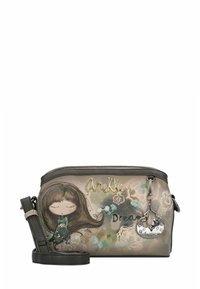 Schultertasche mit einem grau-braunen Grundton, die eine verspielte Illustration eines Mädchens zeigt. Enthält einen abnehmbaren Anhänger und einen verstellbaren Tragegurt.