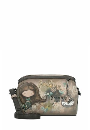 Schultertasche mit einem grau-braunen Grundton, die eine verspielte Illustration eines Mädchens zeigt. Enthält einen abnehmbaren Anhänger und einen verstellbaren Tragegurt.