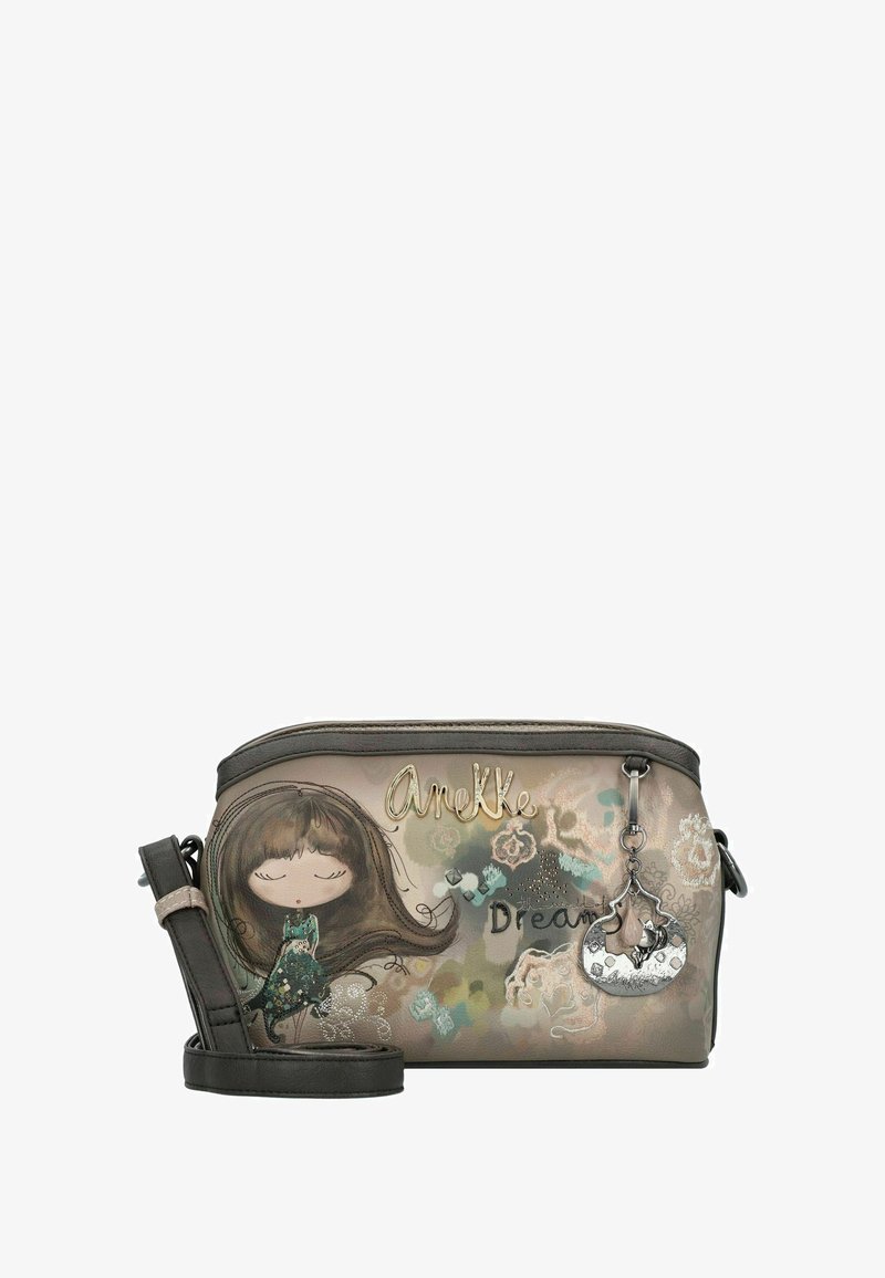 Borsa a spalla con una base grigio-marrone, caratterizzata da una vivace illustrazione di una ragazza. Include un ciondolo rimovibile e una tracolla regolabile.