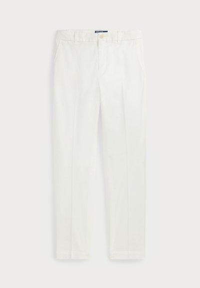 Bele hlače z ravnim krojem, ki imajo ravno sprednjo zasnovo, zankice za pas in en gumb za zapiranje. Gladka tekstura bombažnega blaga.