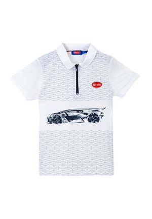 Polo bianco a maniche corte, con colletto zip, motivo geometrico grigio e logo Bugatti blu. Presenta una grafica di un'auto nera sul davanti.