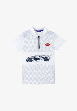 Polo bianco a maniche corte, con colletto zip, motivo geometrico grigio e logo Bugatti blu. Presenta una grafica di un'auto nera sul davanti.