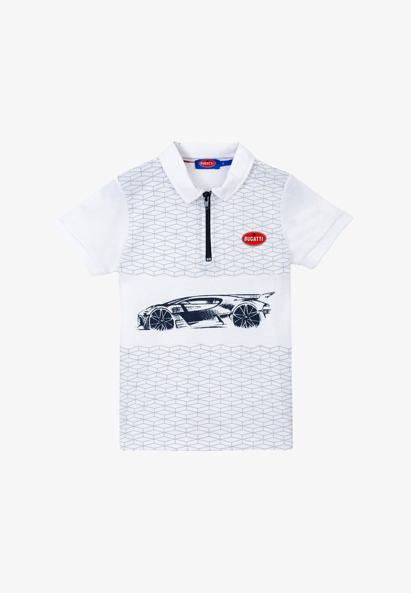 Polo bianco a maniche corte, con colletto zip, motivo geometrico grigio e logo Bugatti blu. Presenta una grafica di un'auto nera sul davanti.