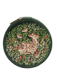 Pochette verde rotonda con ricami di cervi e uccelli circondati da motivi floreali. Realizzata in tessuto con chiusura a zip.