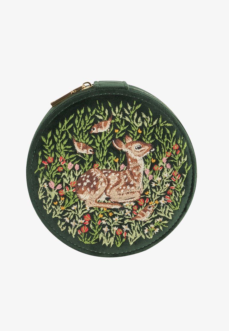 Rund grön påse med broderade hjortar och fåglar omgivna av blommönster. Tillverkad av tyg med dragkedjestängning.
