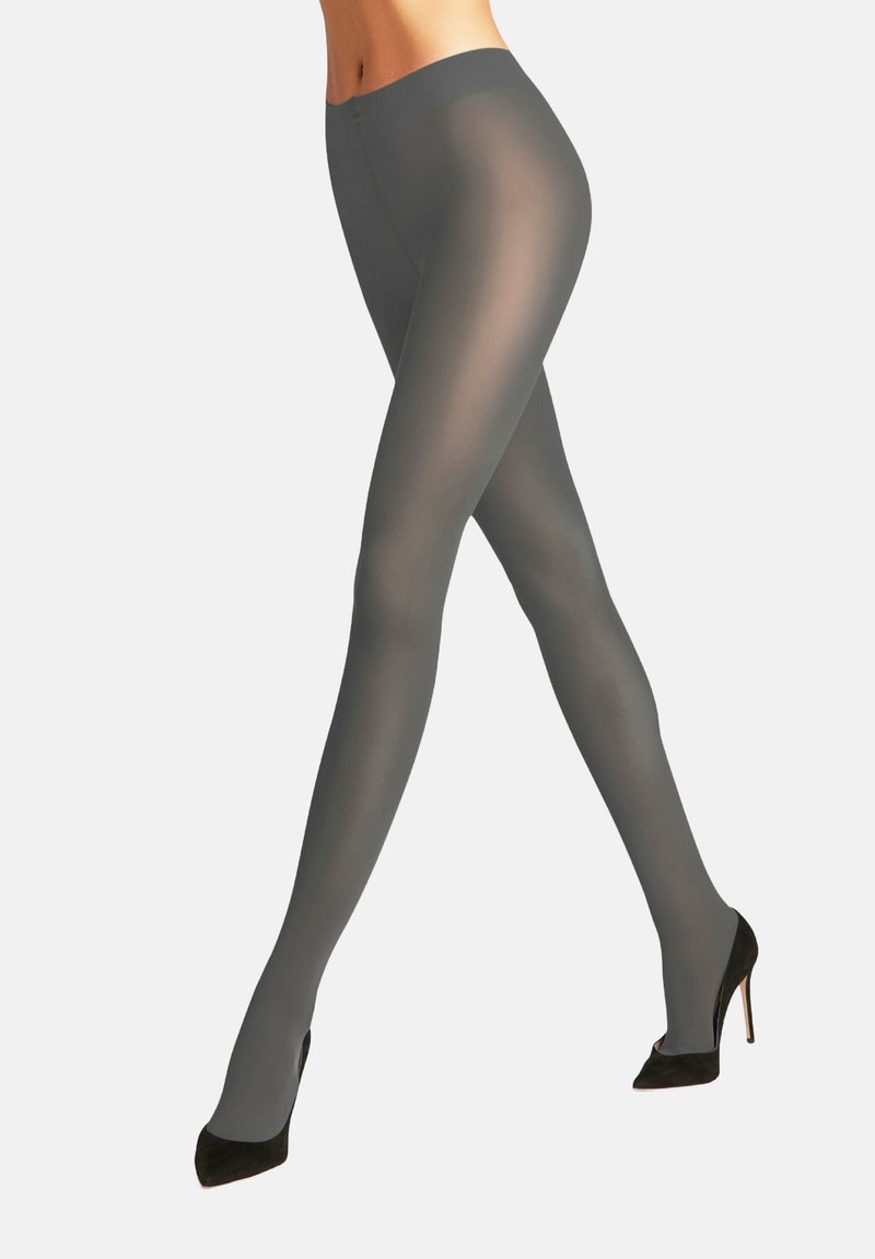 Undurchsichtige graue Strumpfhosen mit glatter Textur, hohem Taillenbund und figurbetontem Schnitt, kombiniert mit schwarzen High Heels.