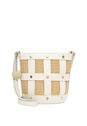 Kleine emmertas met een beige geweven body, crèmekleurige leren bandjes, gouden studs, verstelbare band en een ronde gouden merksluiting die aan de zijkant hangt.