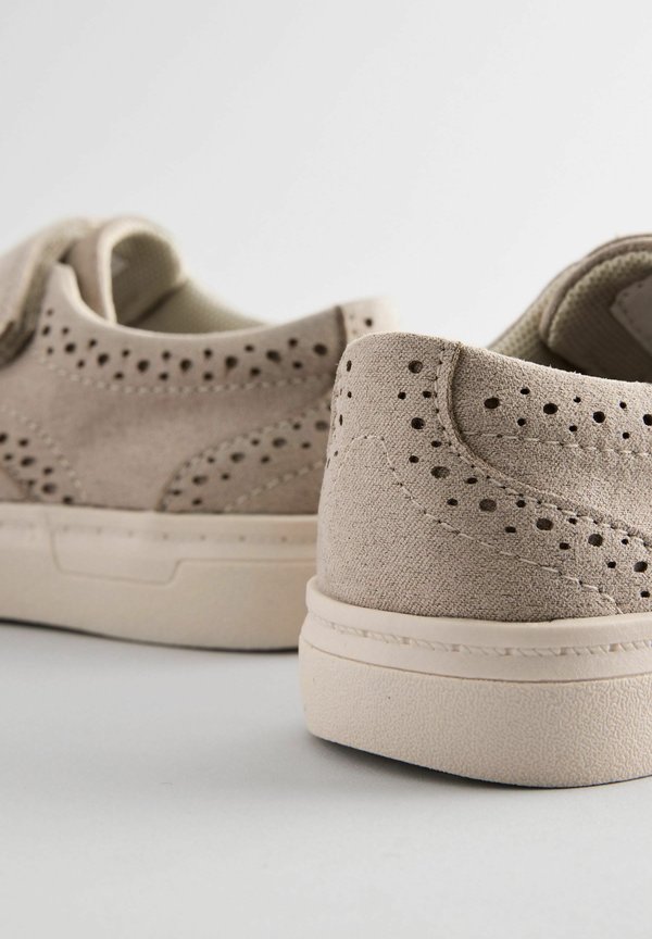 STANDARD FIT – TOUCH FASTENING BROGUES  – Lauflernschuh – neutral