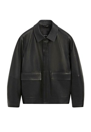 Schwarze Lederjacke mit Kragen, langen Ärmeln und zwei Fronttaschen. Glatte Textur mit minimalistischem Design.