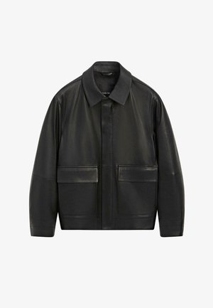 Giacca nera in pelle con scollo a colletto, maniche lunghe e due tasche frontali. Texture liscia con un design minimalista.