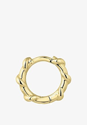 Anillo de oro con un diseño retorcido y acentos redondeados, textura suave y un centro abierto, que destaca por su forma circular continua.
