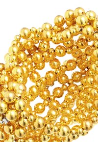Arany gyöngyös nyaklánc, amely különböző méretű, fényes, tükröződő gömböket tartalmaz; néhány sima, mások pedig texturált, spirális elrendezésben.