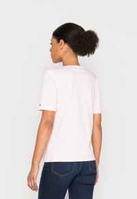 Tommy Hilfiger FLORAL TEE - T-shirt estampada - pastel pink