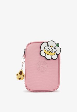 Lille rektangulær lyserød Kipling-pung med blomstformet tegneserie-patch og fluffy abe-nøglering fastgjort til lynlåsen.