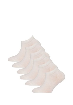 Satz von sechs weißen Knöchelsocken, gestaffelt übereinander auf einem schlichten weißen Hintergrund angeordnet.