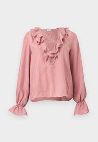 Blouse rose à manches longues avec col en V à volants et poignets à volants, conçue en tissu léger et soyeux.