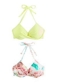 Gelber Bikini-Oberteil mit Halter-Trägern und gedrehtem Vorderdesign, kombiniert mit einem bikini-Oberteil im Blumenmuster mit rosa und tealfarbenen Blumen.