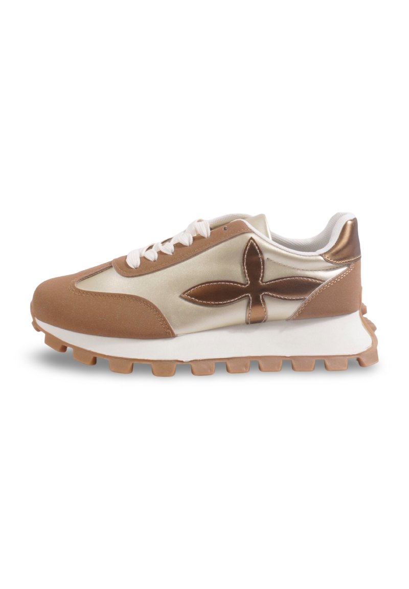 Des baskets avec une tige en daim beige, des accents métalliques dorés, une semelle blanche et une semelle en caoutchouc texturé avec des crampons allongés pour une meilleure adhérence.