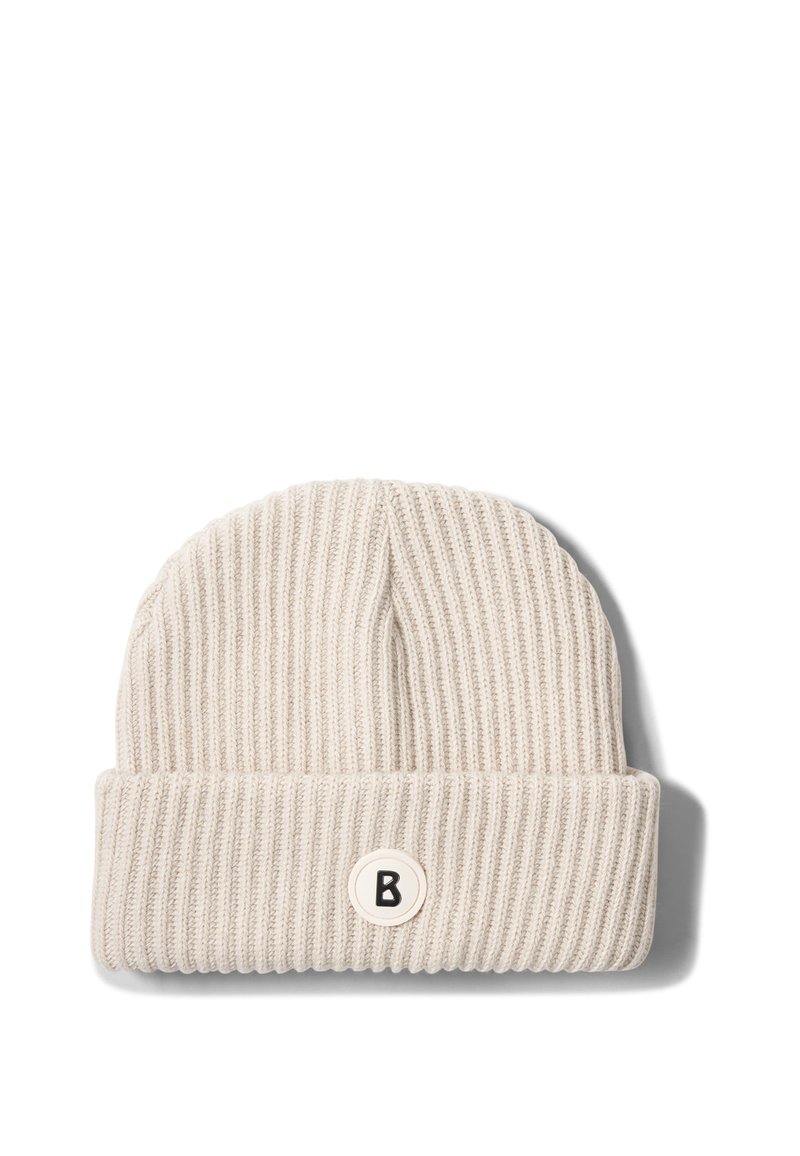 Jasno beżowa dziana czapka typu beanie z prążkową teksturą, z zawiniętym mankietem i okrągłą metką z logo "B" w kolorze czarnym.