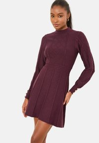 Niewybrane, burgundy red