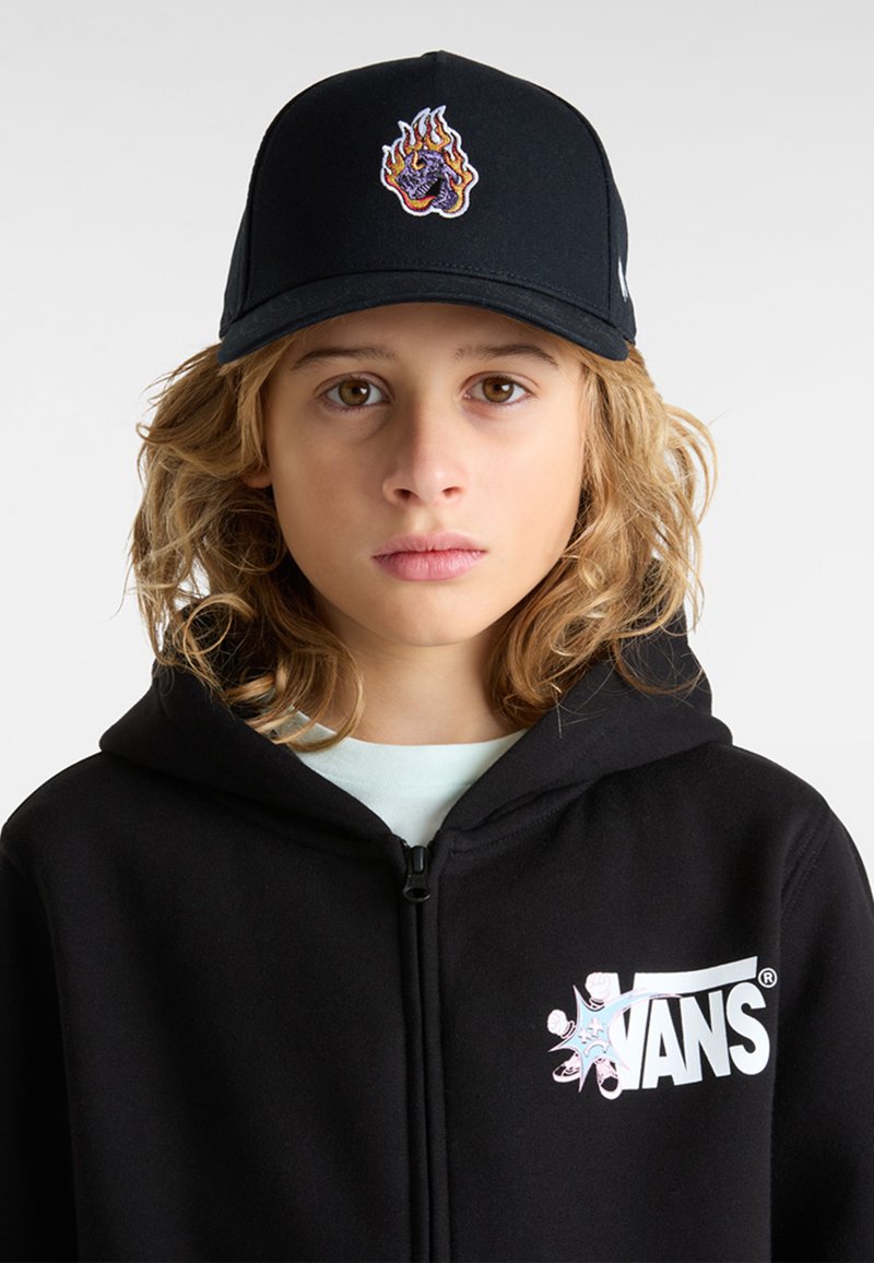 Casquette noire avec un design de flamme brodé présentant des accents violets et orange, portée par un enfant dans un sweatshirt à capuche noir zippé avec logo.