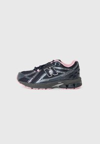 Chaussure de sport noire avec des accents roses et une semelle grise. Dotée d'un dessus en maille avec des détails argentés et un logo "N" bien en évidence sur le côté.