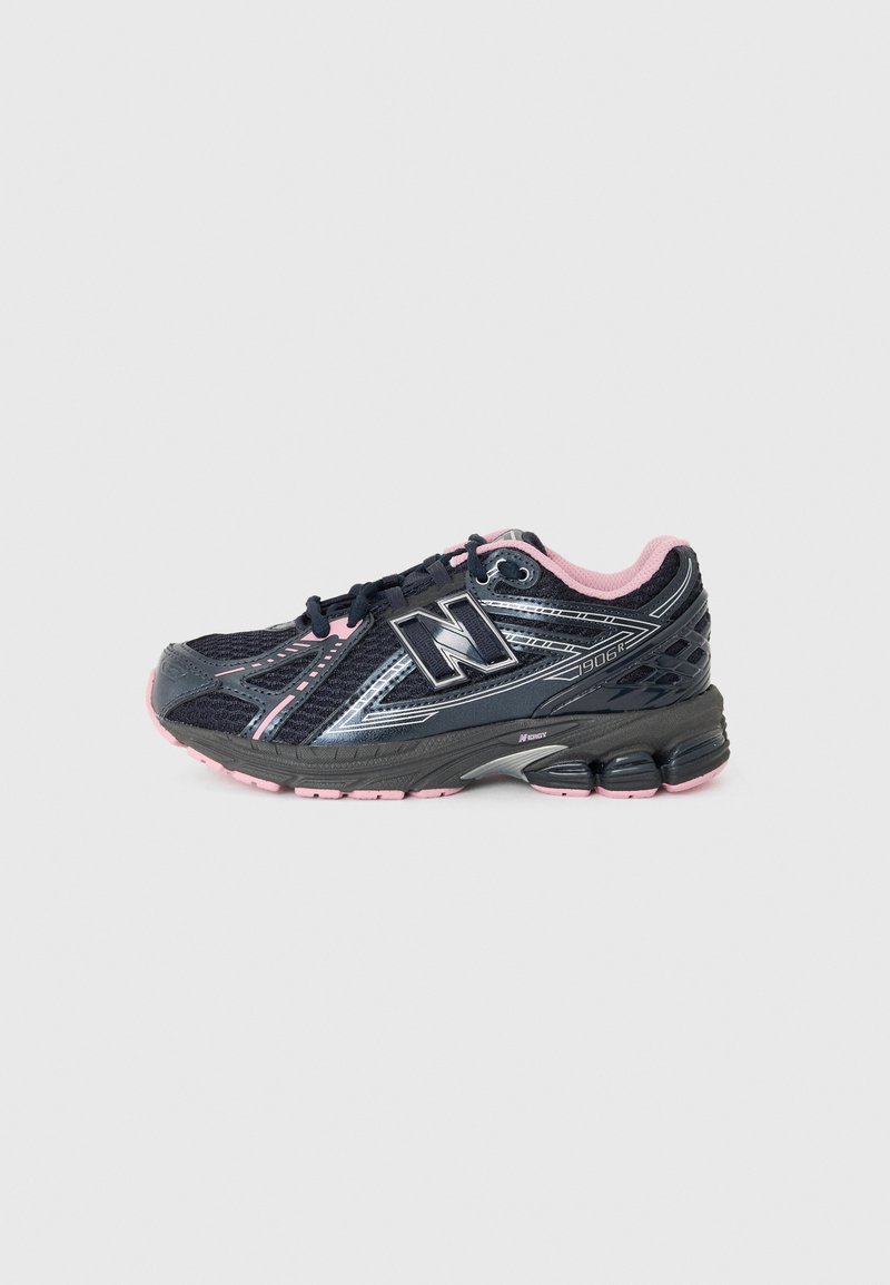 Chaussure de sport noire avec des accents roses et une semelle grise. Dotée d'un dessus en maille avec des détails argentés et un logo "N" bien en évidence sur le côté.