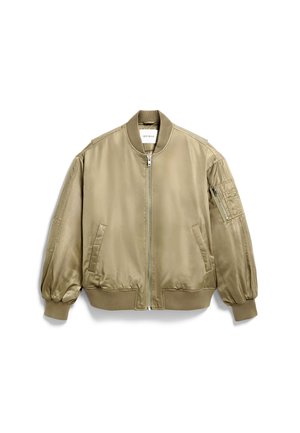 Giacca bomber khaki, in tessuto trapuntato, con polsini e orlo a coste, chiusura frontale con zip, due tasche laterali e una tasca sulla manica con zip.