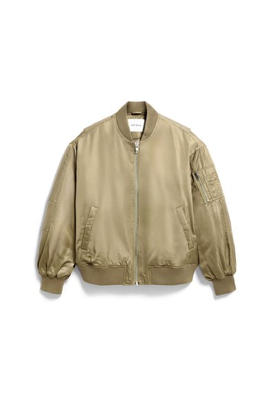 Kurtka bomber w kolorze khaki, pikowanej tkaninie, z prążkowanymi mankietami i dolnym brzegiem, z zamkiem błyskawicznym z przodu, dwoma bocznymi kieszeniami i jedną kieszenią na rękawie z zamkiem.